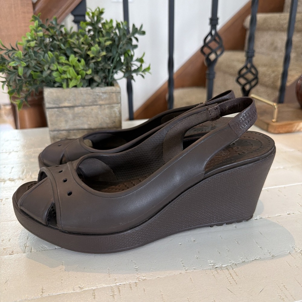 NEW Crocs Womens 9 Farrah Platform Wedge Sandal Slingback Peep Toe Brown Comfort